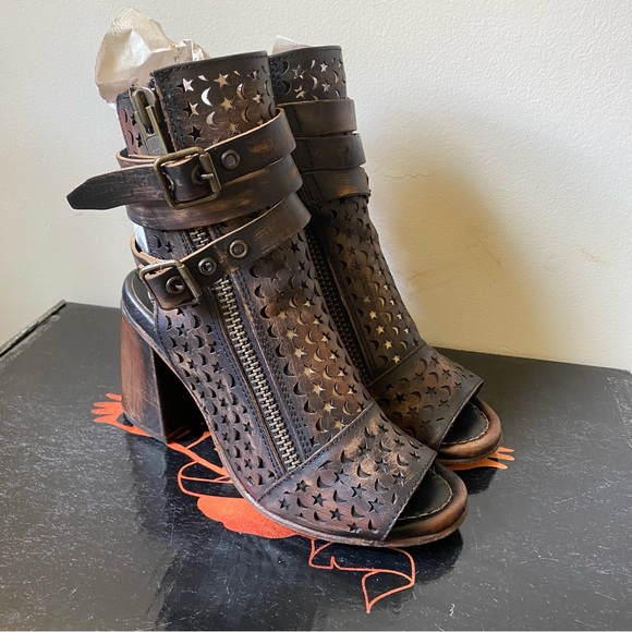 Freebird by Steven Brown Cutout Heels - Picture 1 of 12